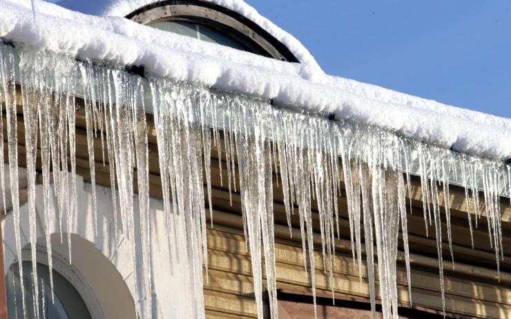 Чистка дахів: способи, переваги та особливості